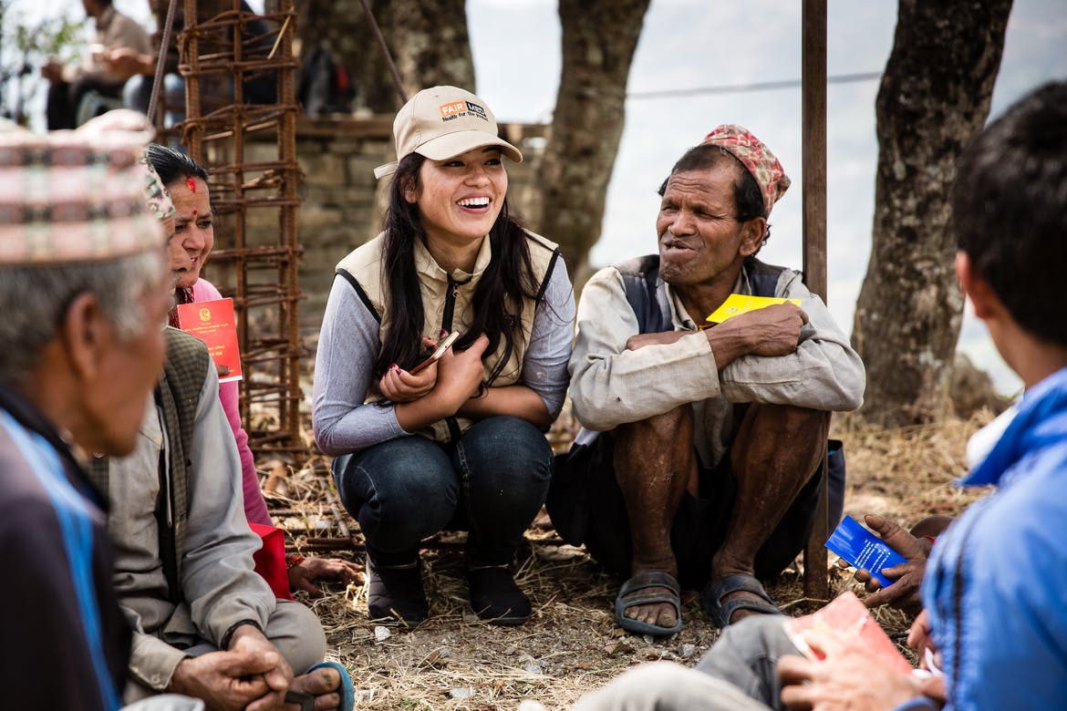 Nobina, jeune collaboratrice de FAIRMED, dirige un groupe de personnes handicapées au Népal. Sur la photo, on voit quatre participants du groupe.
