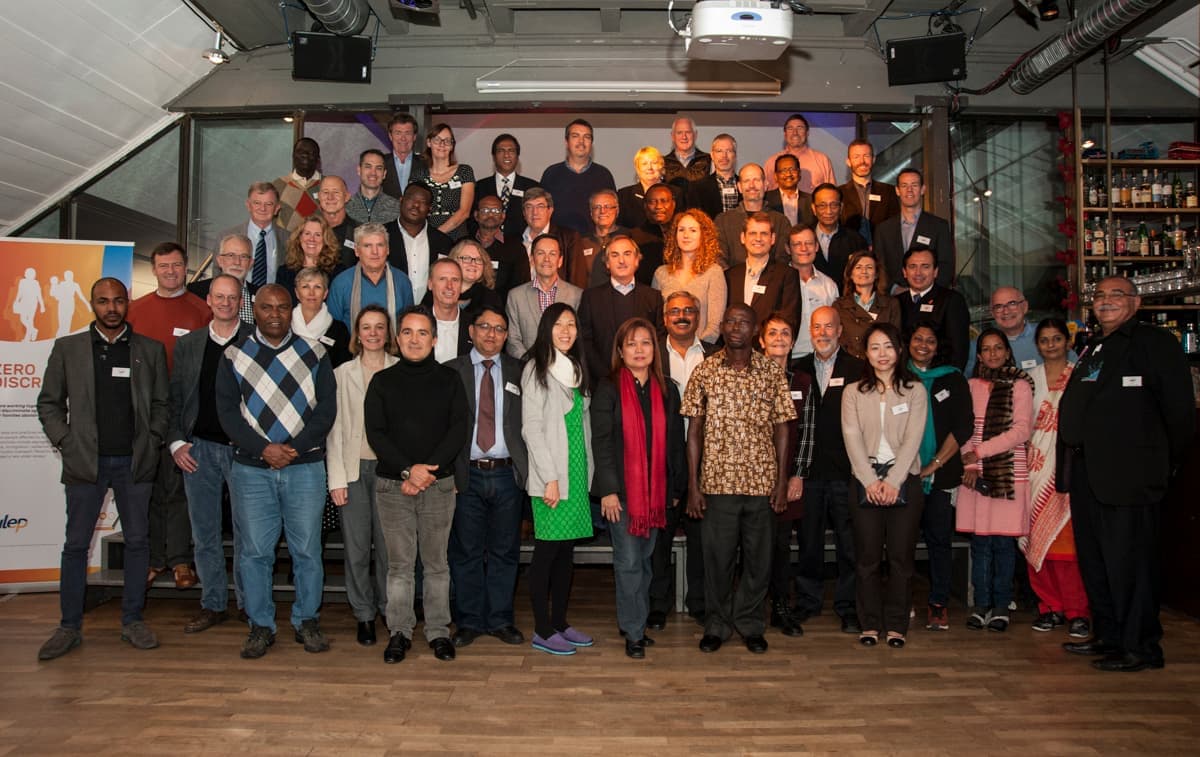 Das Foto zeigt ein Gruppenbild von circa 40 Menschen, die alle aufgestellt sind und die Kamera schauen. Es wurde während einer Tagung aufgenommen, einige der Menschen auf dem Bild sind FAIRMED-Mitarbeitende