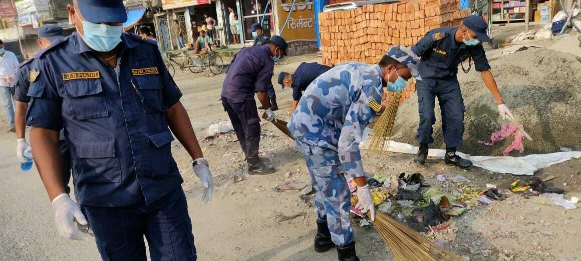 La police et l'armée népalaises cherchent des larves à détruire dans les déchets.